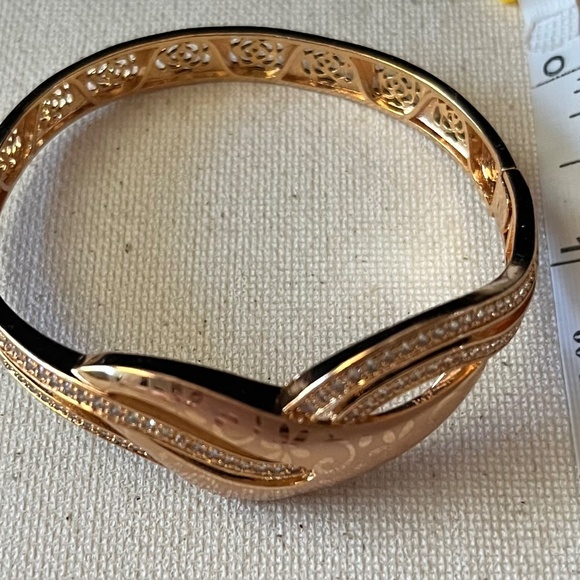 Gold-Tone Hinged Bangle Bracelet – Cutout Floral & Crystal Design - Picture 3 of 4